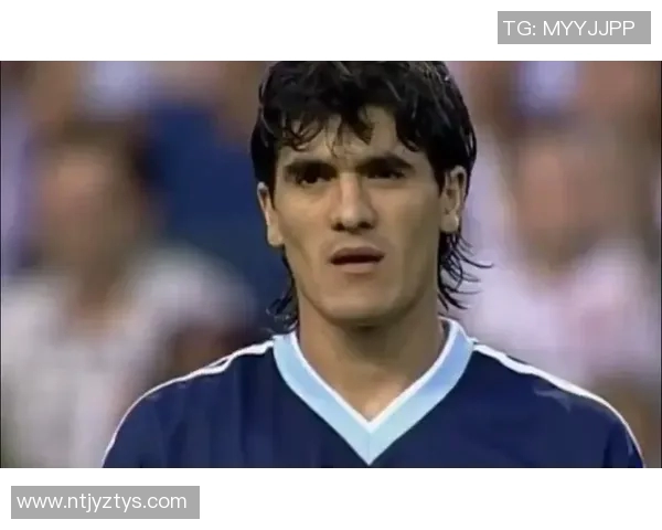 法国足球明星帅气风采与场上表现的完美结合解析 法国足球明星帅气风采与场上表现的完美结合解析