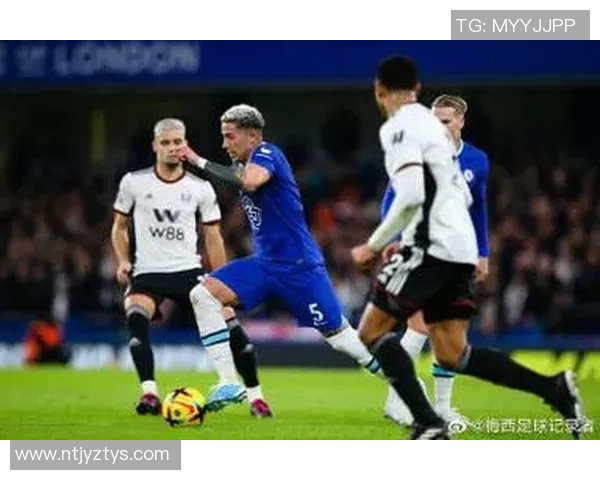 广州羽毛球队边路渗透战术解析与实战应用探讨 广州羽毛球队边路渗透战术解析与实战应用探讨